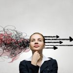 "bizonytalanság ábrázolásaként, egy nő kérdőjelekkel"